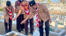 Peringati Hari Pramuka, Kwarcab Pamekasan Tabur Bunga di Makam Pahlawan