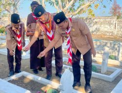 Peringati Hari Pramuka, Kwarcab Pamekasan Tabur Bunga di Makam Pahlawan