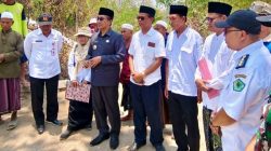 Anggota DPRD Fraksi Demokrat Dampingi Bupati Pamekasan Tinjau Swadaya Perbaikan Jembatan